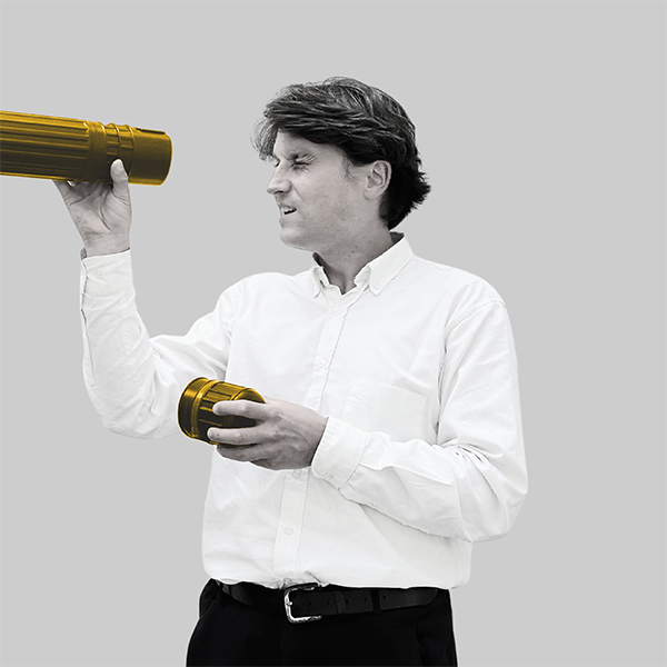 Team-rheform - Architekt Andreas Klatzka aus der Nachhaltigen Immobilienentwicklung Projektmanagement schaut in eine offene Planrolle