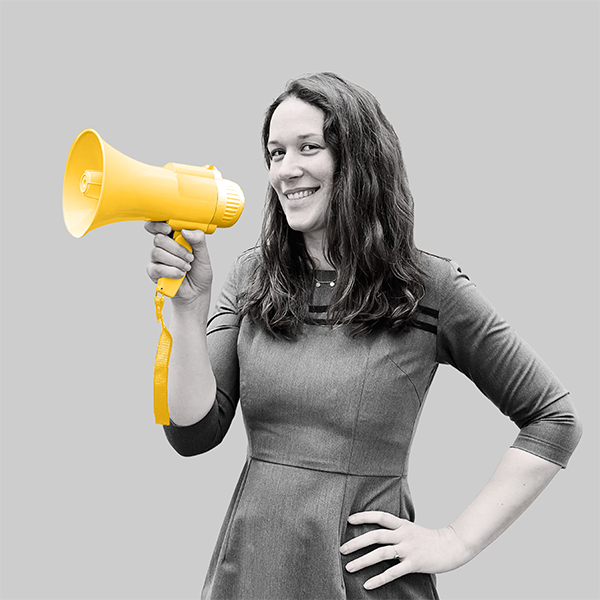 Team-rheform - Antonia Müffling, B.Sc. Geographie aus der Zielorientierten Bedarfsplanung Projekt- und Kommunikationsmanagement hält ein Megafon in der Hand