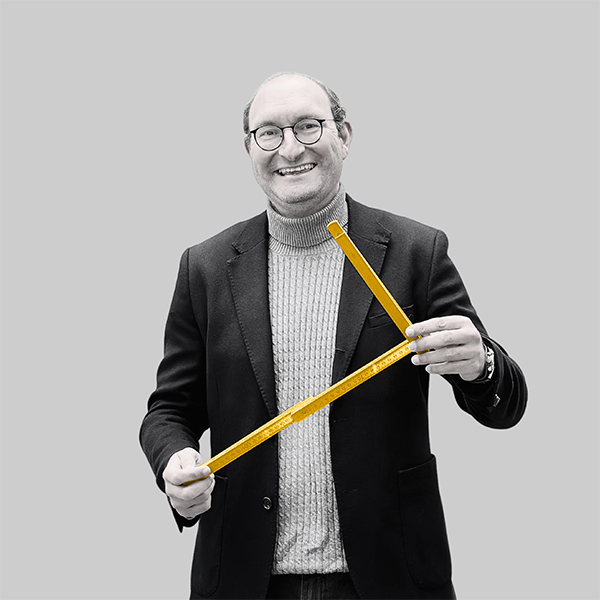 Team-rheform - Axel Müller, Dipl. Ing. Bauingenieurswesen, Prokurist und Bereichsleiter der Nachhaltigen Immobilienentwicklung Projektmanagement hält einen aufgefaltenen Meterstab