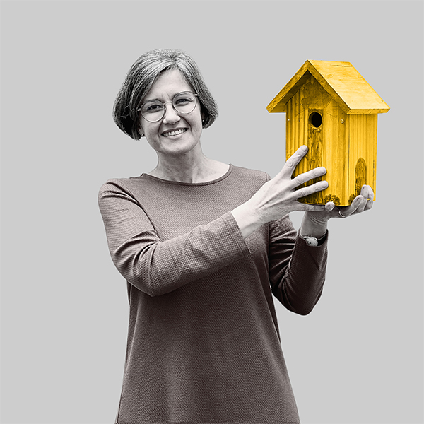 Team-rheform - Chiara Poggi, architect (NL) Dipl., die Bereichsleiterin für Innovative Arbeits-, Lehr- und Lernwelten Wissenschaft und Kommunen hält ein Vogelhäuschen in die Luft
