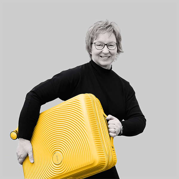 Team-rheform - Christiane Hankewitz, Dipl. Ing. Architektur von der Nachhaltigen Immobilienentwicklung Projektmanagement hält einen Koffer unter dem Arm