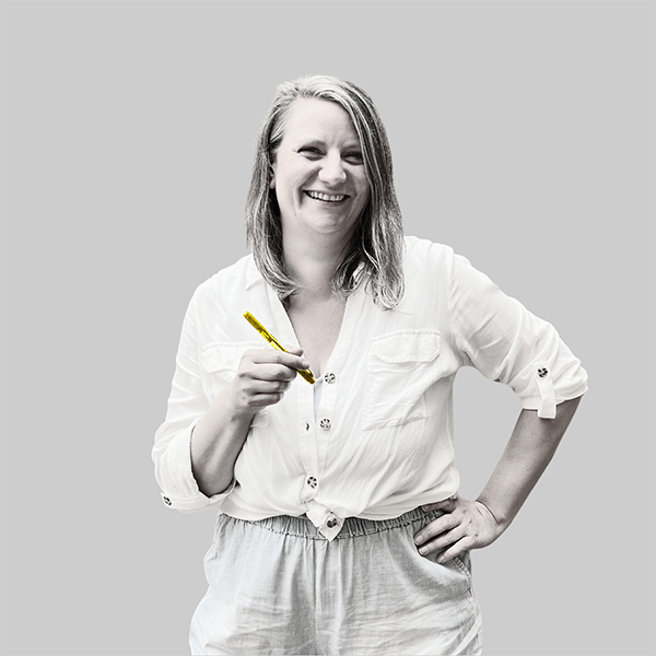 Team-rheform - Claudia Schirduan, Dipl. Ing. Architektur, von den Innovativen Arbeitswelten Konzerne und Mittelstand III hält einen Stift in der rechten Hand