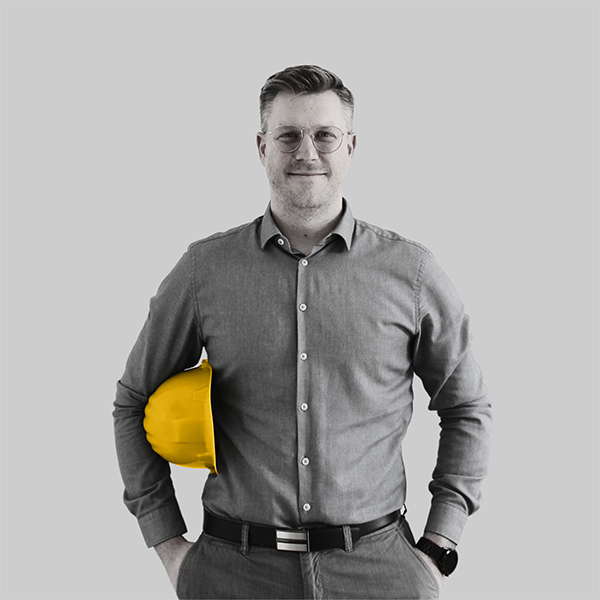 Team-rheform - Dennis Titze, B.Sc. Biotechnologie vom Team Zukunftsweisende Laborkonzepte hält einen Bauhelm unter dem Arm