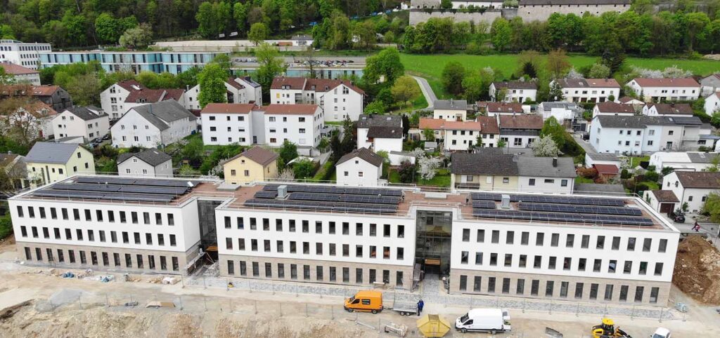 Recy­cling-Beton und Nach­hal­tig­keit: Das Dienst­leis­tungs­zen­trum in Eich­stätt