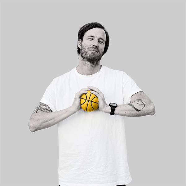 Team-rheform - Frederic Strodtbeck, Dipl. Geog. von der Zielorientierten Bedarfsplanung Anforderungen und Konzepte hält einen kleinen, gelben Basketball in den Händen vor der Brust