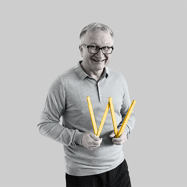 Team-rheform - Guido Benzler, Prof. dr. rer. oec. Volkswirt Betriebswirt, Gesellschafter und Geschäftsführer in allen Gesellschaften hält einen Meterstab der zu einem W gefalten ist