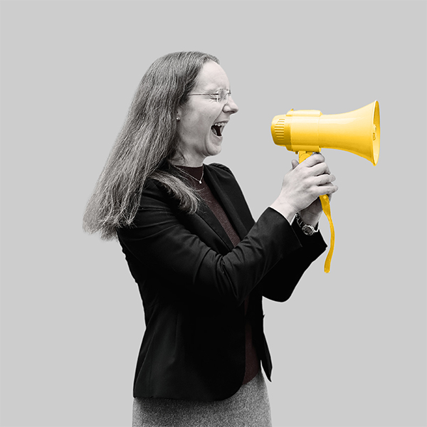Team-rheform - Jennifer Gunkel, Dr. phil. Dipl. psych. von den Innovativen Arbeits-, Lehr- und Lernwelten Wissenschaft und Kommunen ruft in ein gelbes Megafon
