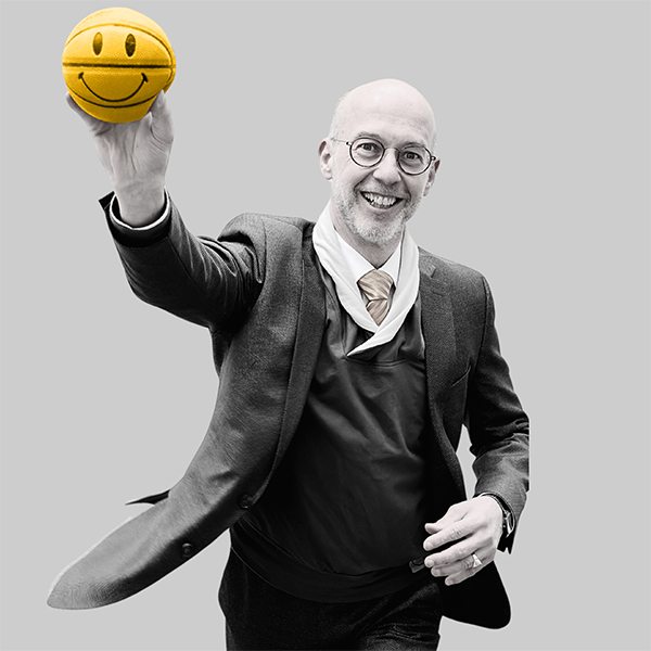 Team-rheform - Joachim Heintze, Dipl. Ing. Architektur, rheform-Gründer und Gesellschafter, Geschäftsführer in allen Gesellschaften hält einen gelben Ball mit Smiley in die Luft