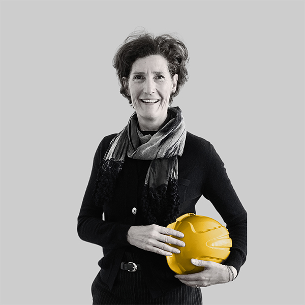 Team-rheform - Judith Reinecke, Dipl. Ing. Bauingenieurin von der Nachhaltigen Immobilienentwicklung Gebäudeanalyse hält einen Bauhelm auf Hüfthöhe