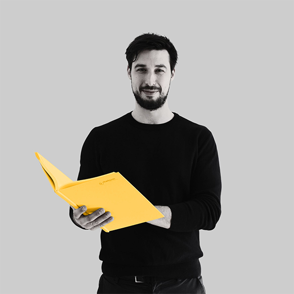 Team-rheform - Julius Anders M.A. Politische Kommunikation von der Strategie- und Organisationsberatung hält ein offenes Buch in der Hand