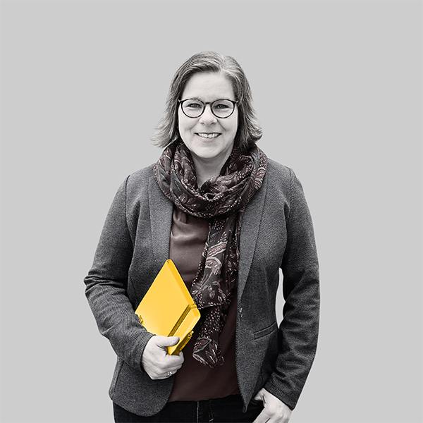 Team-rheform - Maren Schwalm, Dipl. Ing. Innenarchitektur von den innovativen Arbeits-, Lehr- und Lernwelten Wissenschaft und Kommunen hölt ein Notizbuch unter dem Arm