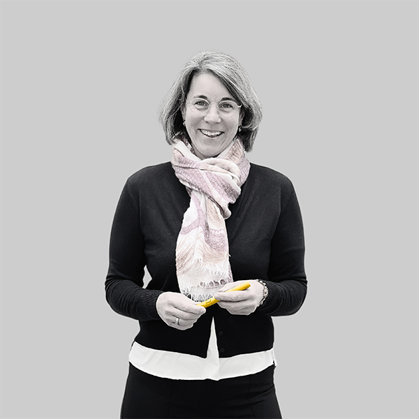 Team-rheform - Meike Spengel, Dr. Ing. Dipl. NDS Ruamplanung, Dipl. Ing. Landespflege von der Strategie- und Organisationsberatung hält einen Stift in der Hand.