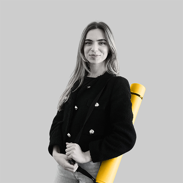 Team-rheform - Melike Genc, B.Sc. Architektur von der Nachhaltigen Immobilienentwicklung Gebäudeanalyse hat eine Planrolle über die Schuler geworfen