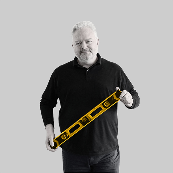 Team-rheform - Michael Bollinger, Dipl. Ing. Architektur von den Zukunftsweisenden Laborkonzepten hält eine Wasserwaage in den Händen