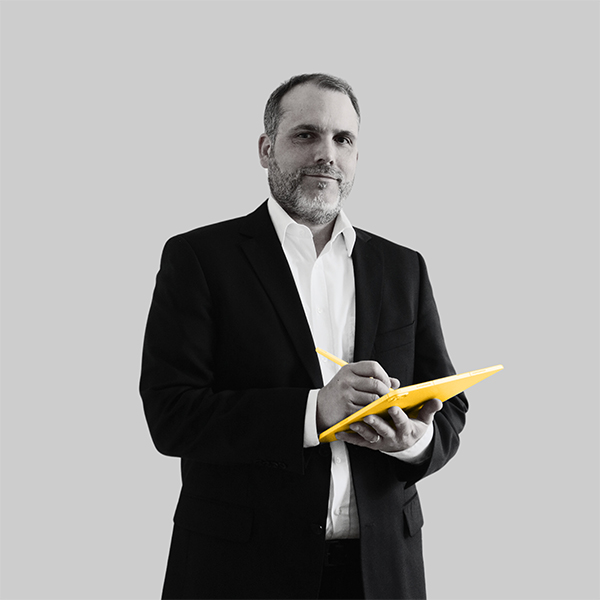 Team-rheform - Michael Brecht, Dipl. Ing. Bauingenieurwesen, M.Sc. REM, Dipl. Witsch. Ing., Geschäftsführer der rheform EntwicklungsManagement GmbH hält ein Clipboard und einen Stift in der Hand