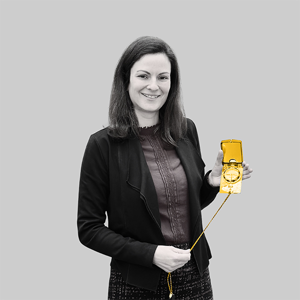 Team-rheform - Monika Spengler, Dipl. Ing. Innenarchitektin von der Zielorientierten Bedarfsplanung Anforderungen und Konzepte hält einen Kompass in der einen Hand, die Schnur des Kompasses in der anderen