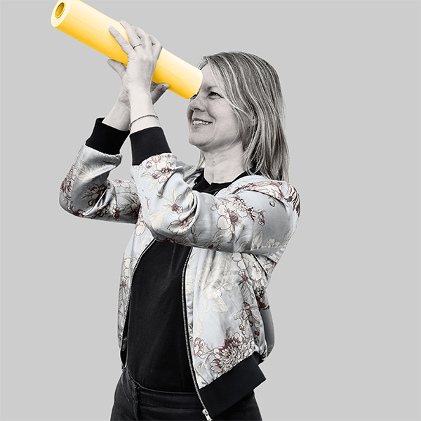Team-rheform - Nicola Lorber, Dipl. Ing. Innenarchitektur von den Innovativen Arbeitswelten Konzerne und Mittelstand II schaut durch eine gelbe Posterrolle