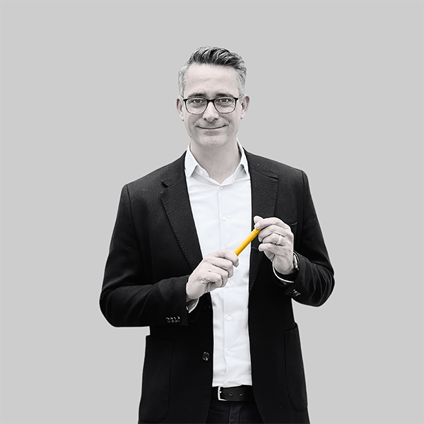 Team-rheform - Oliver Breuer, Dipl. Geograph, Prokurist und Bereichsleiter Zielorientierte Bedarfsplanung Anforderungen und Konzepte hält einen Stift in der Hand
