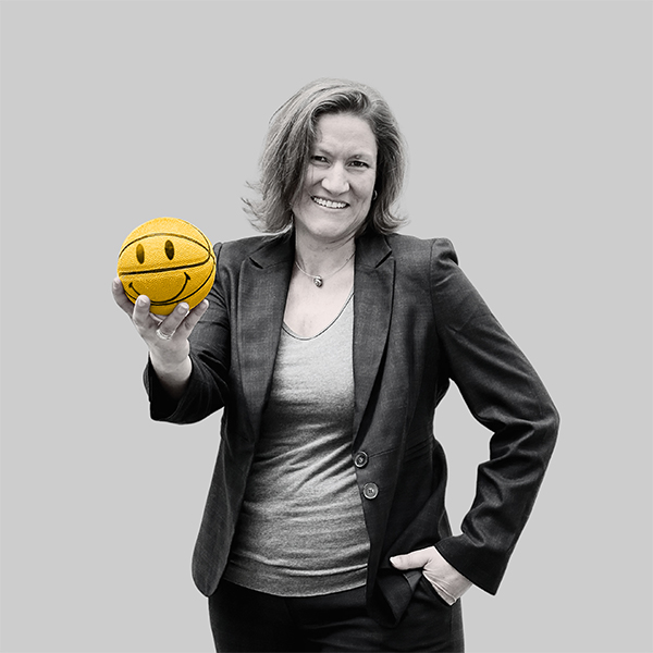Team-rheform - Renka Götz, Dipl. Ing. Architektur und M. Eng. Altbauinstandsetzung von der Zielorientierten Bedarfsplanung Projekt- und Kommunikationsmanagement hält einen kleinen Basketball mit Smiley
