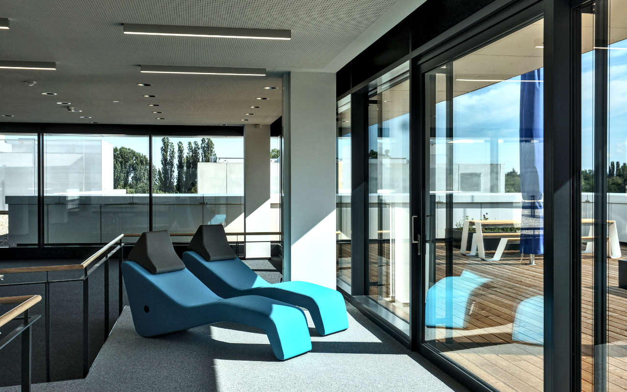 Modernisierung-Altbau - Evangelische Hochschule Freiburg Bibliothek mit Lounge-Sesseln