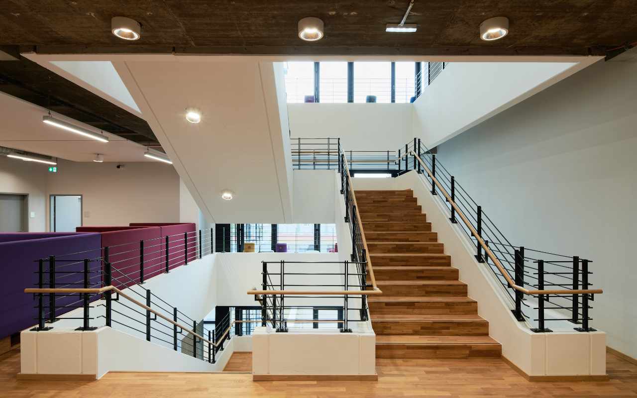 Modernisierung-Altbau - Evangelische Hochschule Freiburg Treppenhaus und Lounge