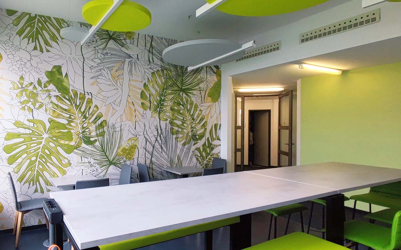 New-Work - Mit dem Work Café im ersten Obergeschoss entstand bei der DB Cargo in München ein Ort für Begegnung und kommunikatives Arbeiten.