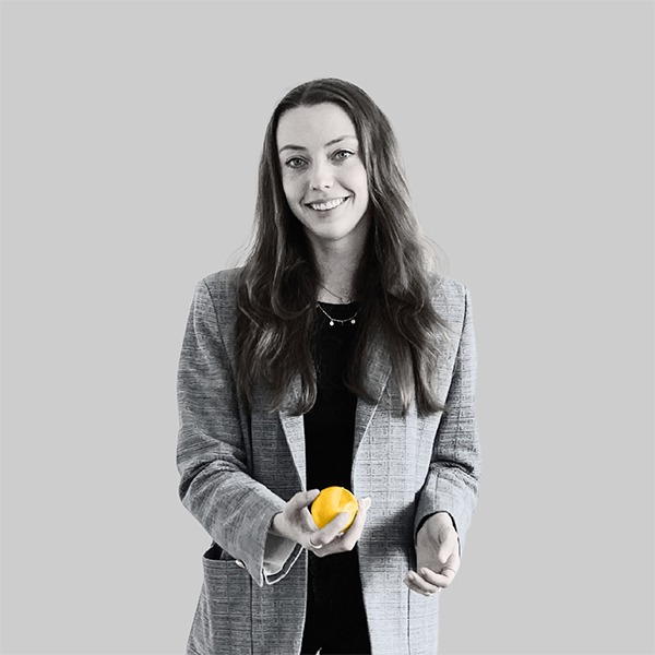 Team-rheform - Zoe Eilean Höfer, M.Sc. Psychologie von der Strategie- und Organisationsberatung hält einen gelben Ball in der rechten Hand