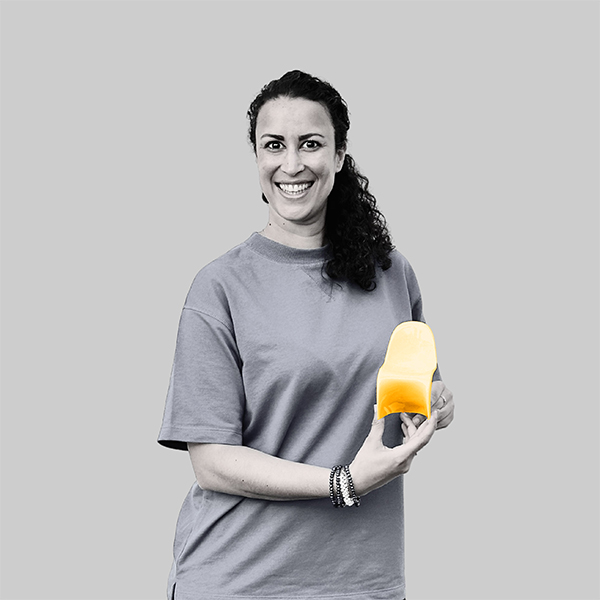 Team-rheform - Banu Dasargöl von den Innovativen Arbeitswelten Konzerne und Mittelstand I hält einen Miniatur-Stuhl