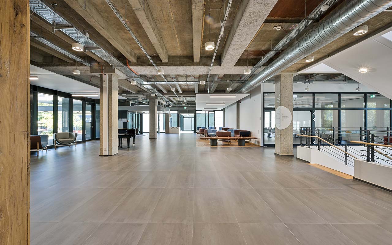 Evangelische-Hochschule-Freiburg - nach der Modernisierung nach rheform-Planung, Innentotale des Foyers