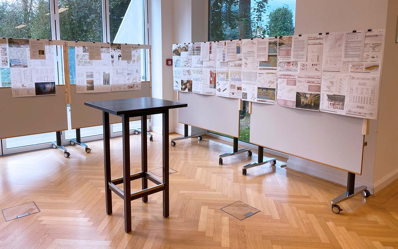 Jurysitzung-campus³-Preis - Die Pläne auf Stellwänden im großen Sitzungssaal des Deutschen Hochschulverbandes in Bonn-Bad-Godesberg