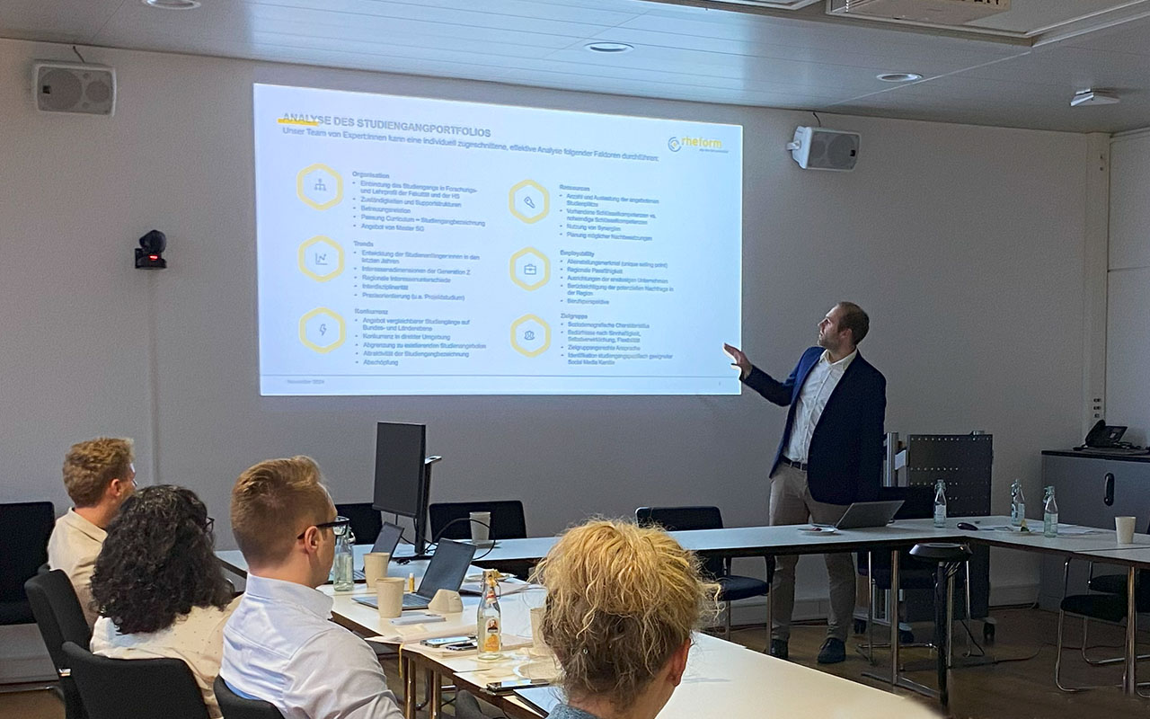 Dr. Philipp Adler gibt eine Einführung in die Möglichkeiten der Studiengangportfolioanalyse.