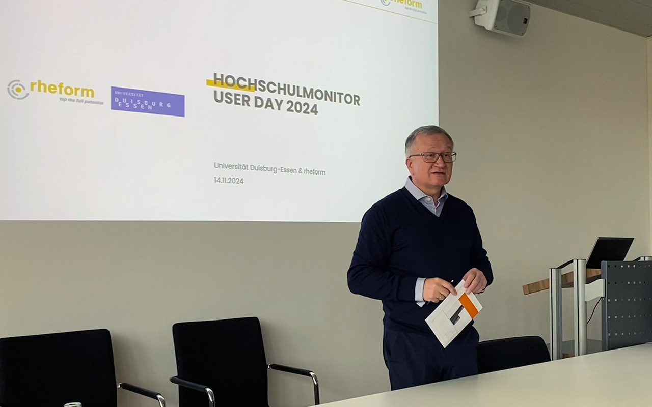 Prof. Dr. Guido Benzler, der geschäftsführende Geselslchafter der rheform GmbH, begrüßt die Anwesenden beim Hochschulmonitor User Day 2024.