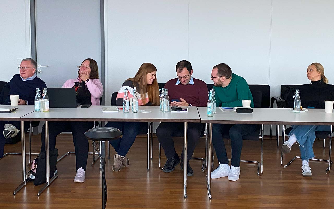 Nutzer:innen des Hochschulmonitors rätseln beim Quiz am User Day.