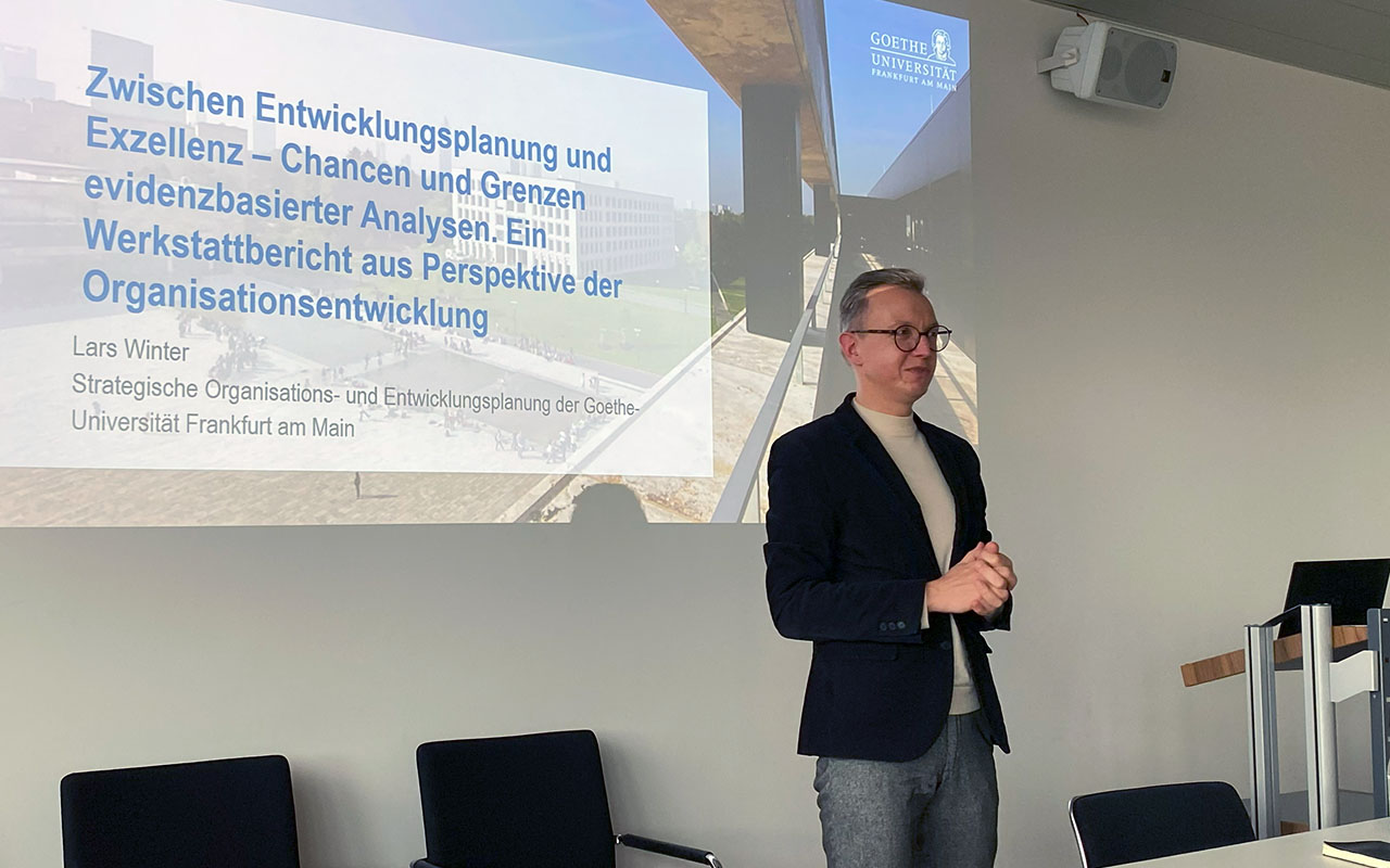 Lars Winter von der Goethe-Universität Frankfurt am Main stellt einen Use Case auf dem Hochschulmonitor User Day vor.