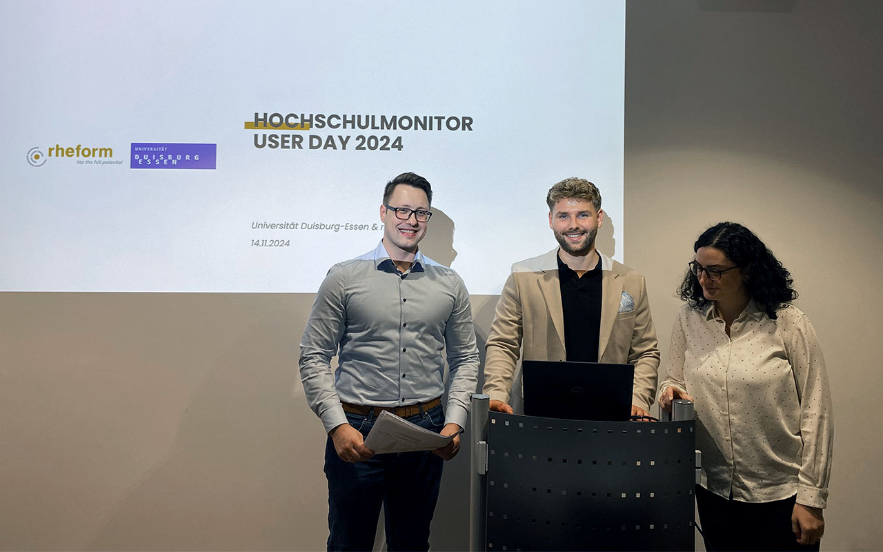 Mark Maslowski, Marcel John und Nino Tatanashvili aus dem rheform Data Lab präsentieren Neuerungen und Änderungen im Hochschulmonitor.