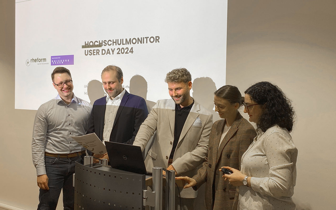 Das Team des rheform Data Lab arbeitet in enger Abstimmung miteinander und seinen Kund:innen und hat viel Spaß bei der Arbeit.