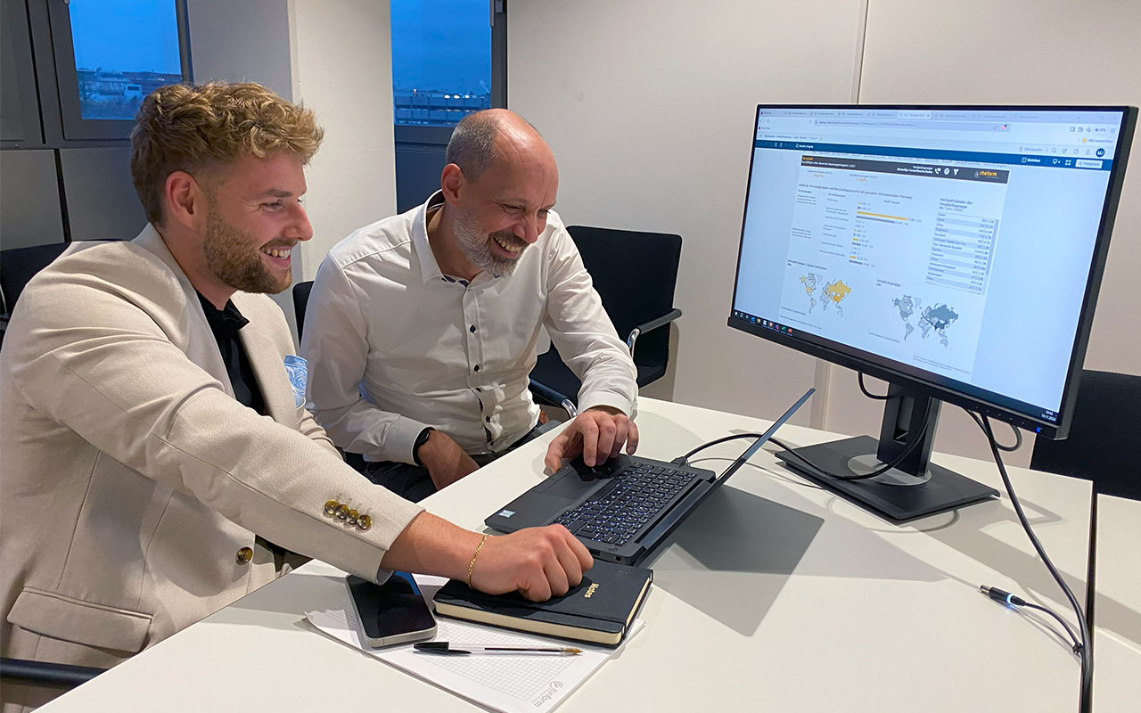 Marcel John aus dem rheform Data Lab und Thomas Lipke von der Universität Duisburg-Essen am Helpdesk beim Hochschulmonitor User Day 2024.