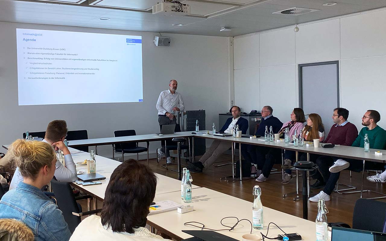 Thomas Lipke, Dezernent für Digitale Transformation und Akademisches Controlling, gab einen Einblick in die strategische Entwicklung der UDE.