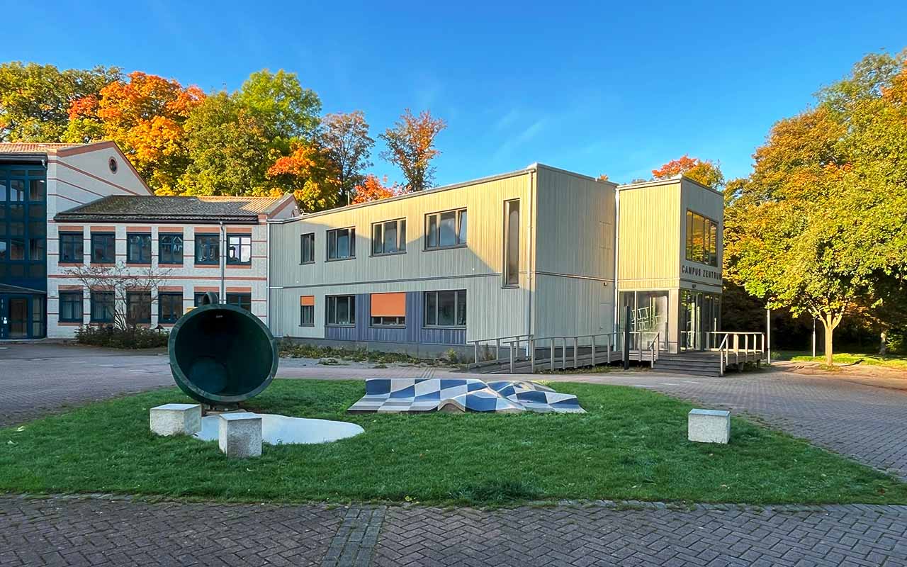 hochschule-harz-kunstwerk-tasse-vor-dem-neuen-campus-zentrum-rheform-projekt
