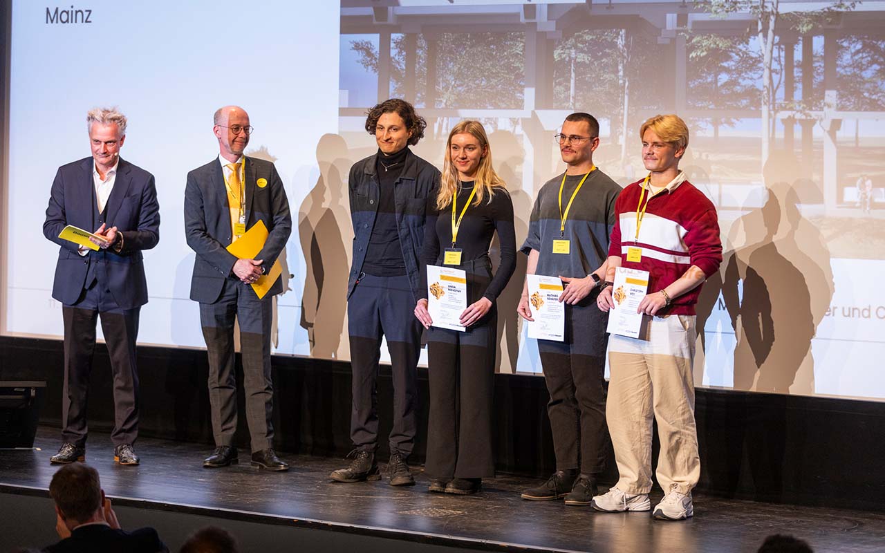 preisverleihung-campus-3-preis-buehne-alle-preistragenden-2024