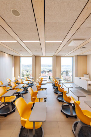 hochschule-aalen-new-learning-projekt-rheform-workplace-innovation-stuehle-mit-ablage