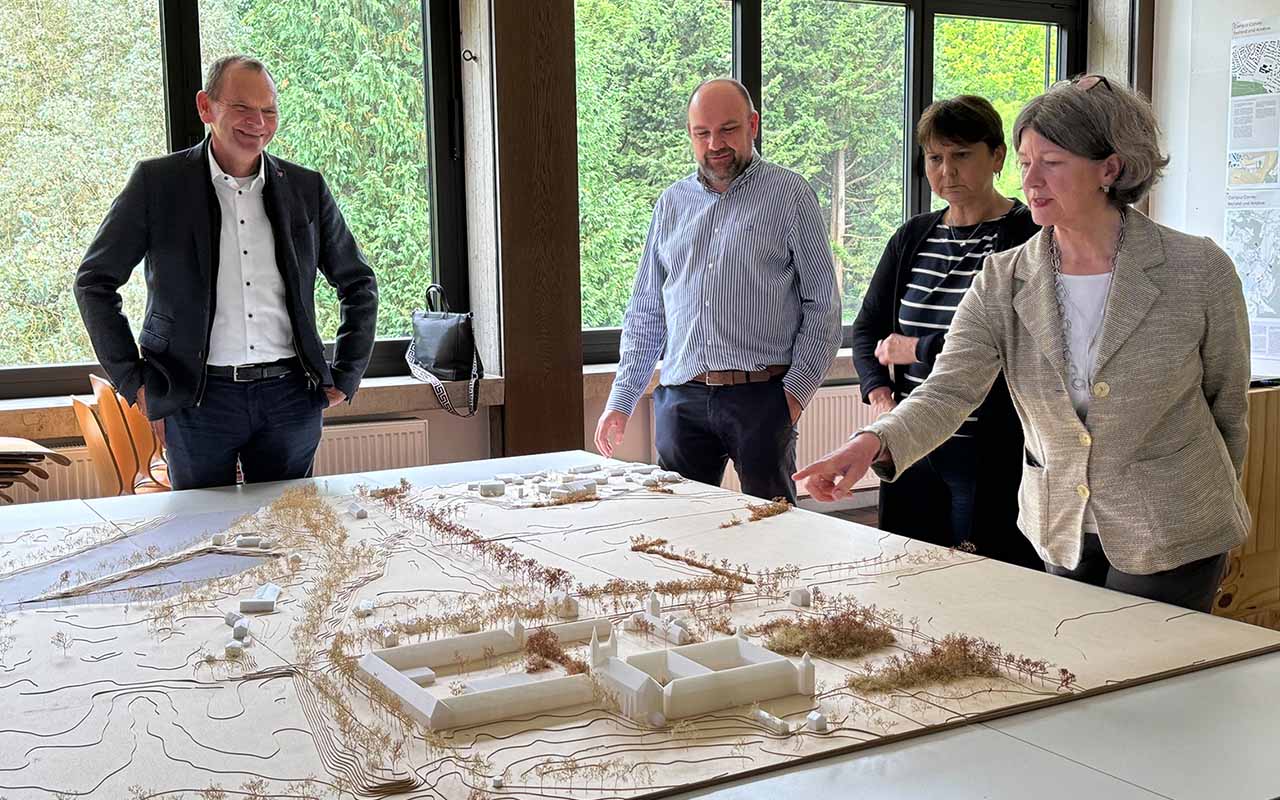 machbarkeitsstudie-campus-corvey-projektpartner-vor-dem-modell