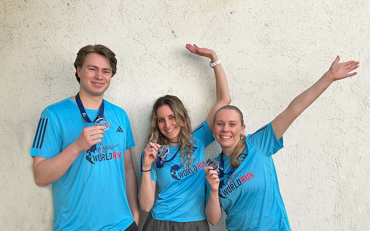 Wings for Life World Run 2025 in München - das Team von rheform feiert mit Medaillen