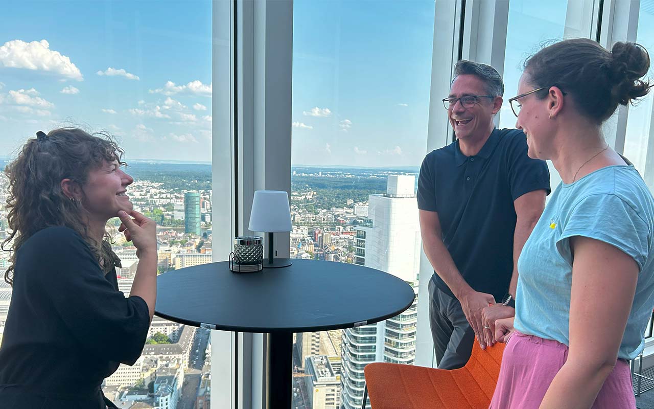 rheform-Betriebsversammlung-2025: Kollegen und Kolleginnen beim Austausch auf der Rooftop-Bar.