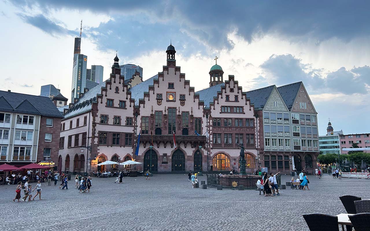 rheform-Betriebsversammlung-2025: Unser Ausblick beim Abendessen am Römer in der Frankfurter Altstadt, das alte Rathaus ist zu sehen.