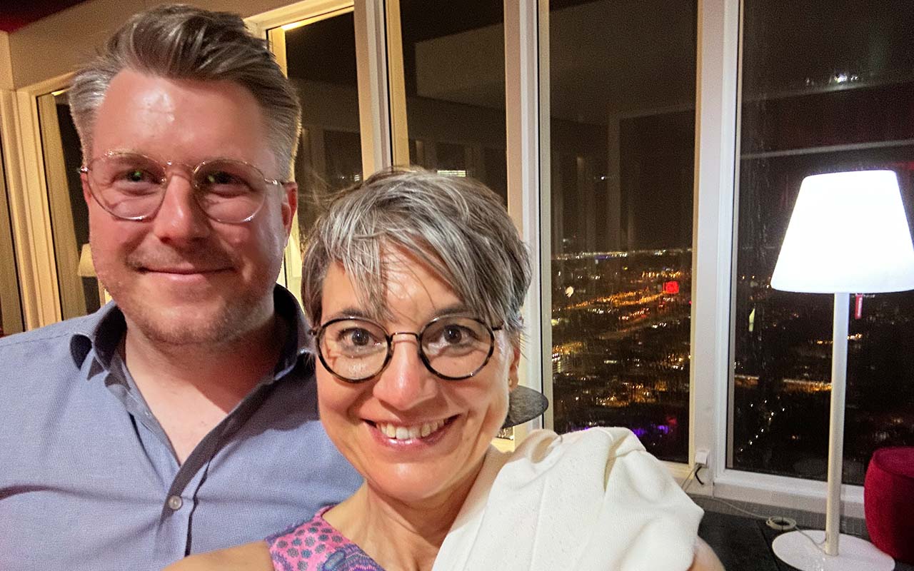 rheform-Betriebsversammlung-2025: Kollegen und Kolleginnen beim Austausch auf der Rooftop-Bar, das Bild ist ein Selfie