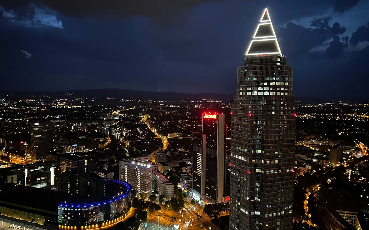 rheform-Betriebsversammlung-2025: Impressionen des Ausblicks von der Rooftop-Bar in unserem Hotel in Frankfurt. Frankfurter Skyline bei Nacht.