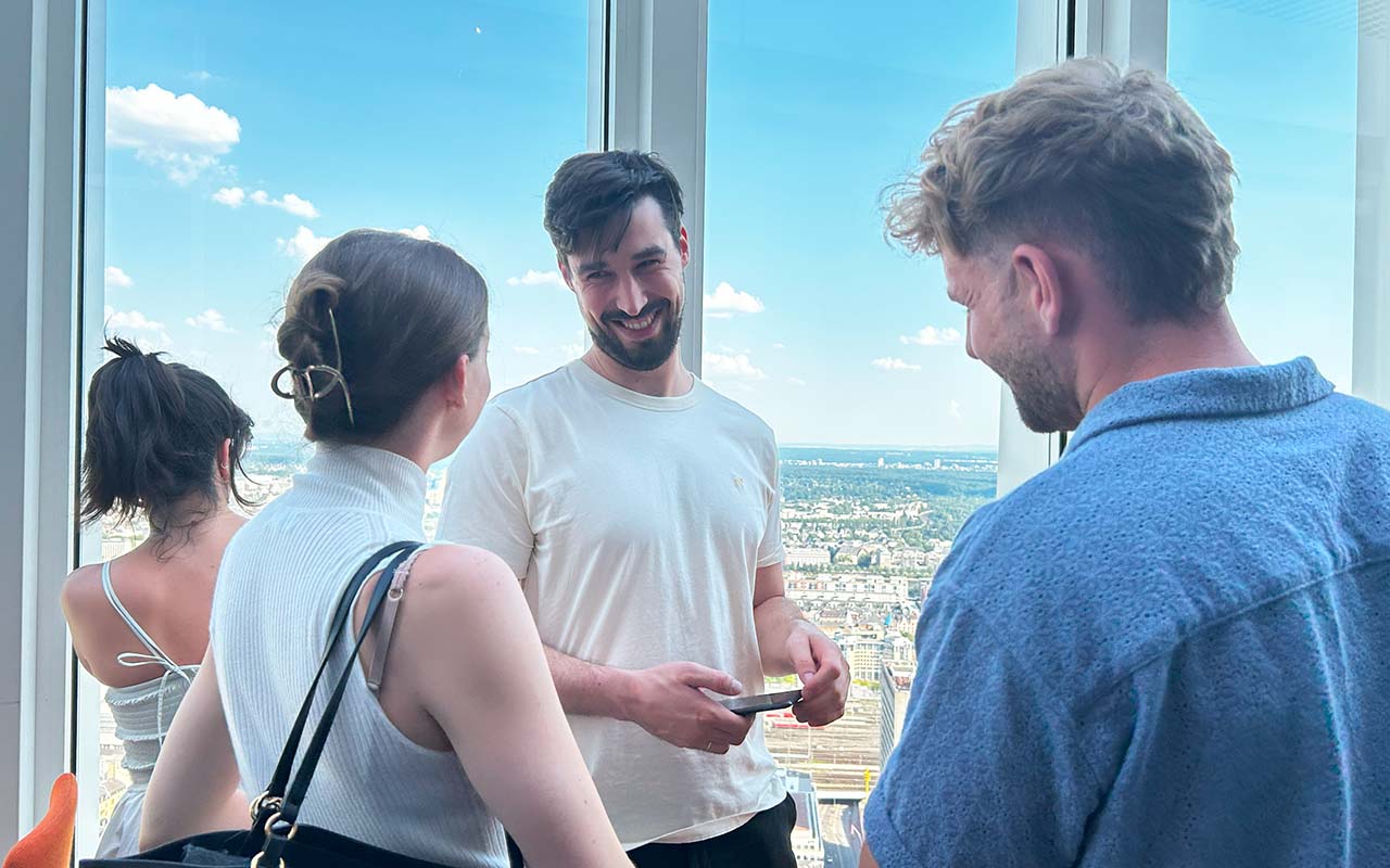 rheform-Betriebsversammlung-2025: Kollegen und Kolleginnen beim Austausch auf der Rooftop-Bar.
