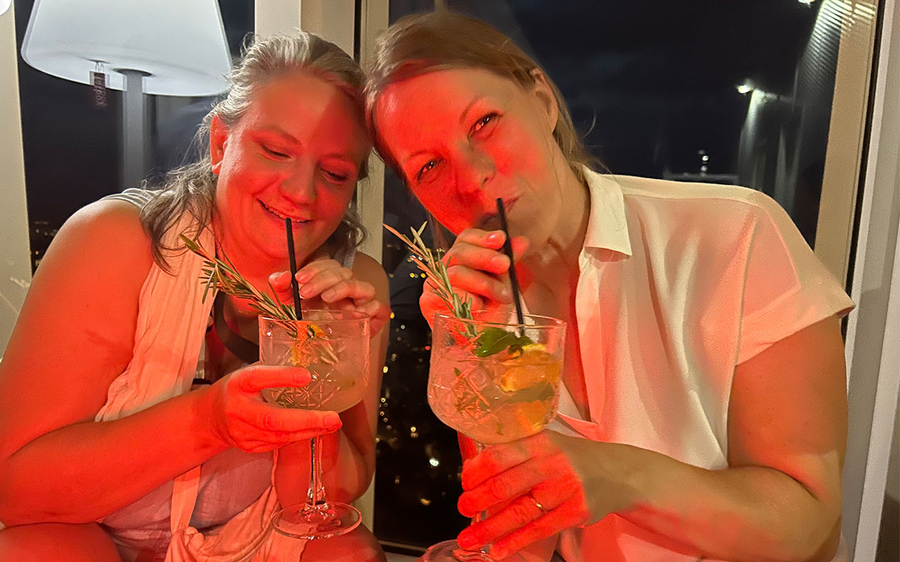 rheform-Betriebsversammlung-2025: Kollegen und Kolleginnen beim Austausch auf der Rooftop-Bar mit Drinks in der Hand