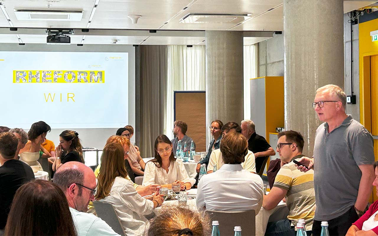 rheform-Betriebsversammlung-2025: Guido Benzler, Geschäftsführer, steht vor den rheformern.